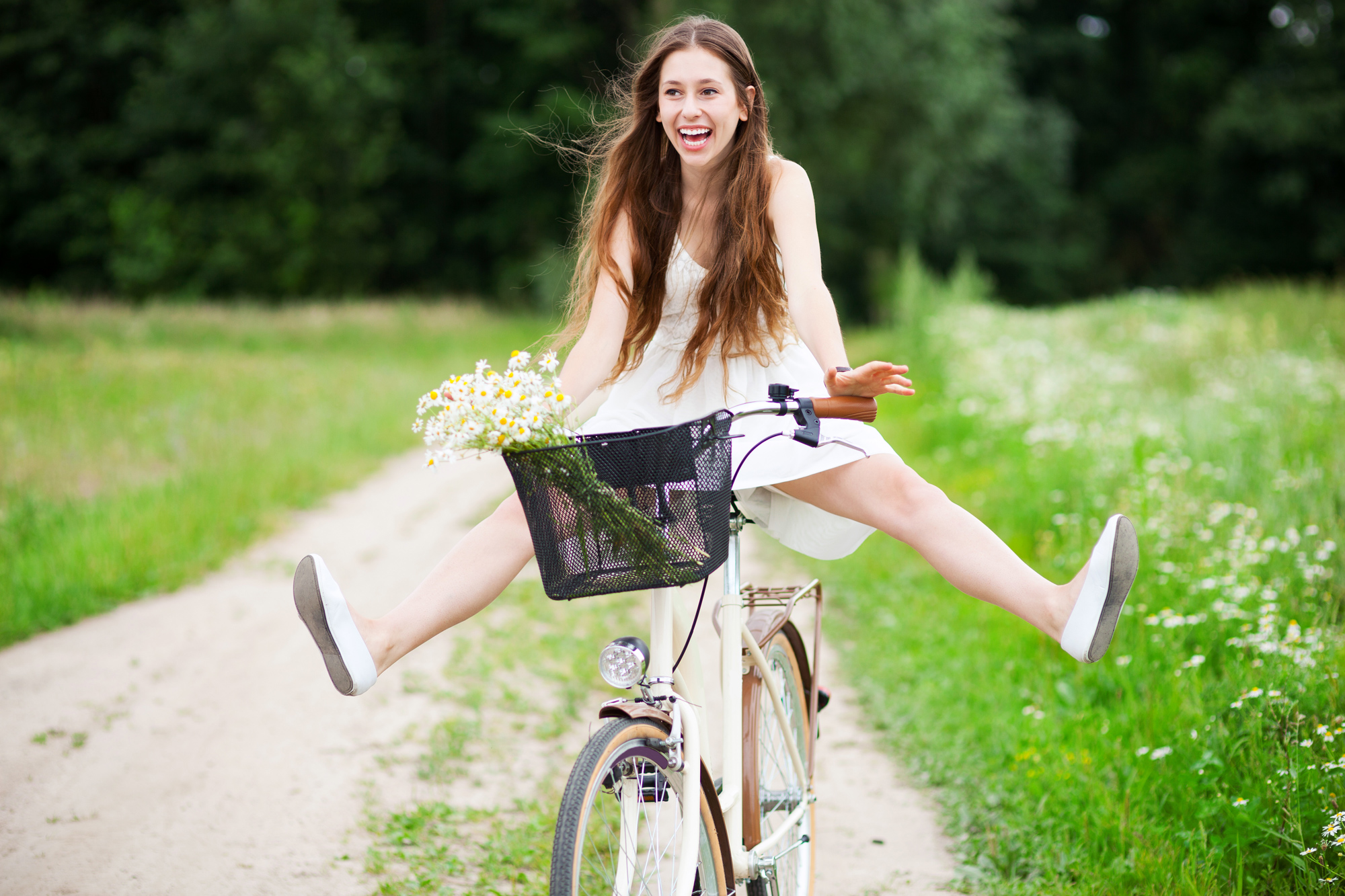 Девушка катается на велосипеде